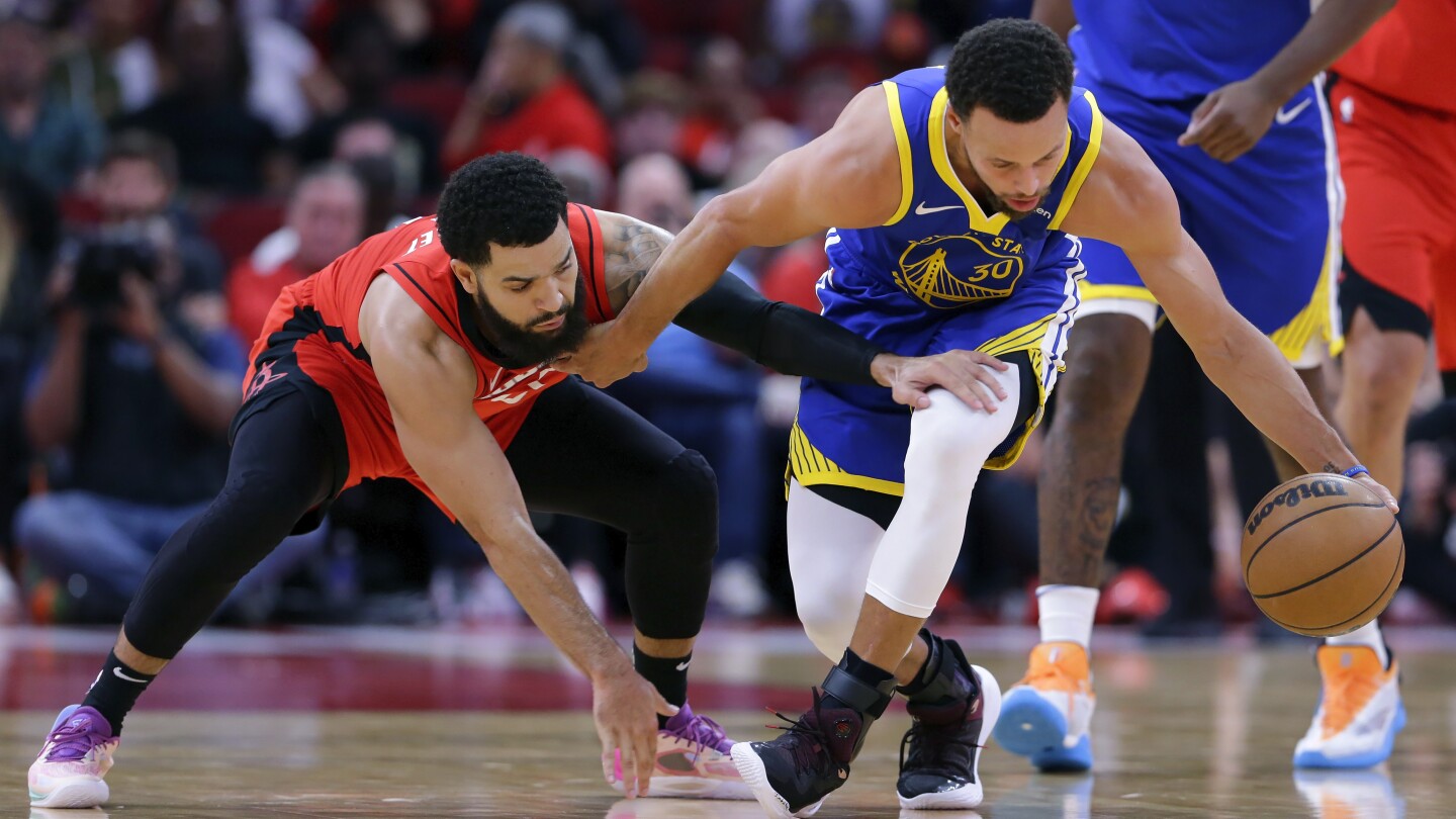Curry marque 24 points avec quatre 3 en retard pour mener les Warriors à une victoire de 106-95 contre les Rockets