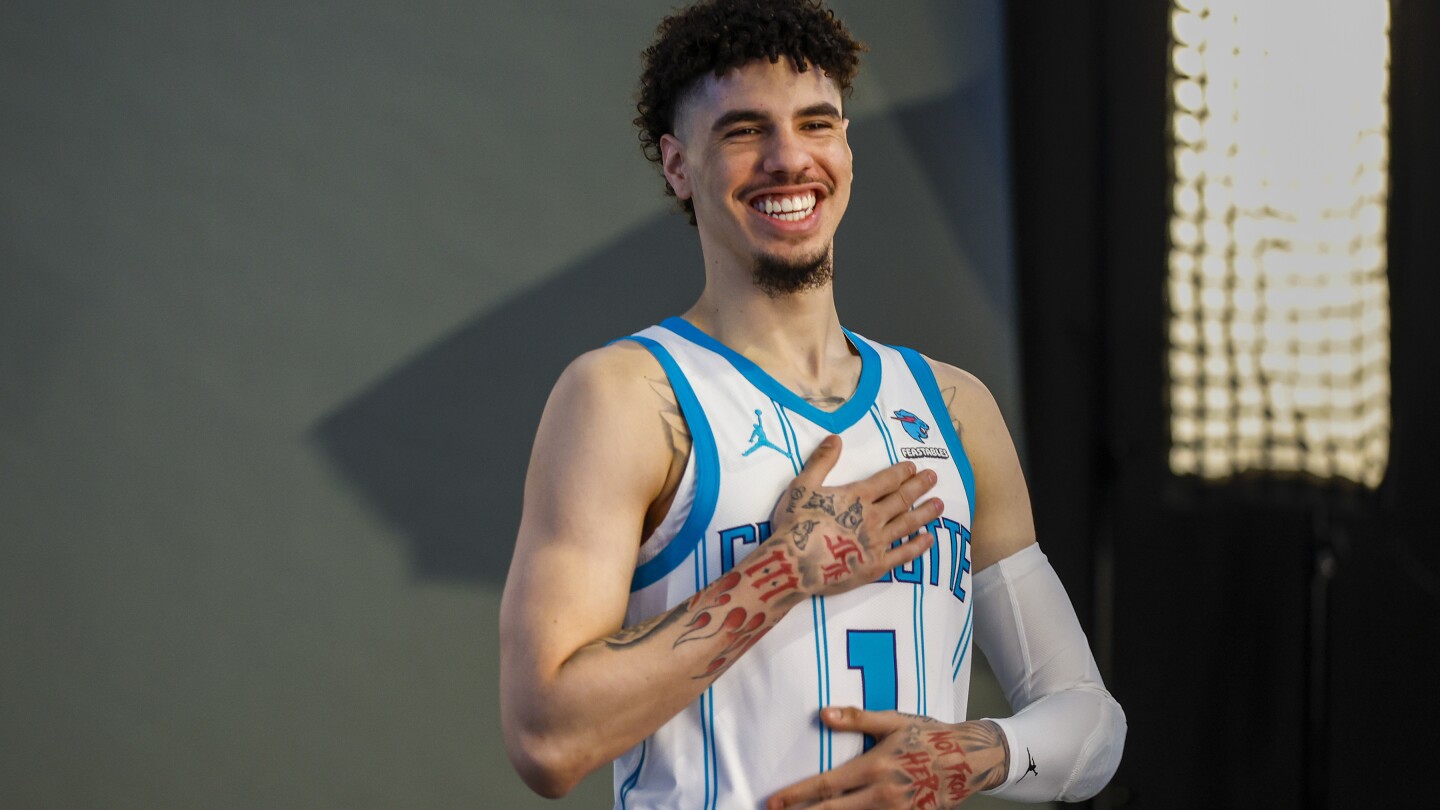 LaMelo Ball des Hornets porte des attelles de protection à la cheville lors du premier entraînement depuis sa fracture en février