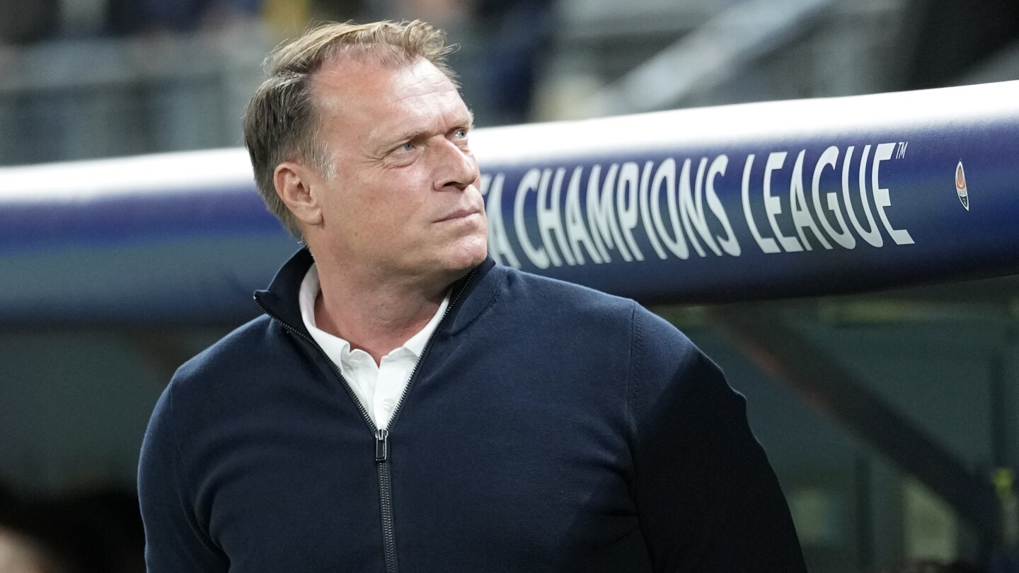 Le champion d'Ukraine Shakhtar Donetsk se sépare de l'entraîneur Patrick van Leeuwen après 3 mois