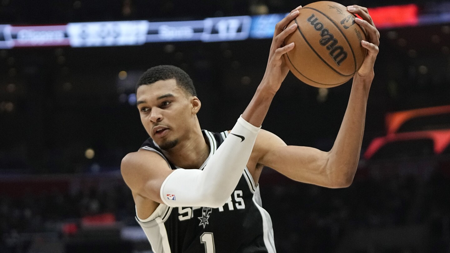 Leonard et George étudient Wembanyama lors du premier match sur route de la recrue et mènent les Clippers contre les Spurs 123-83