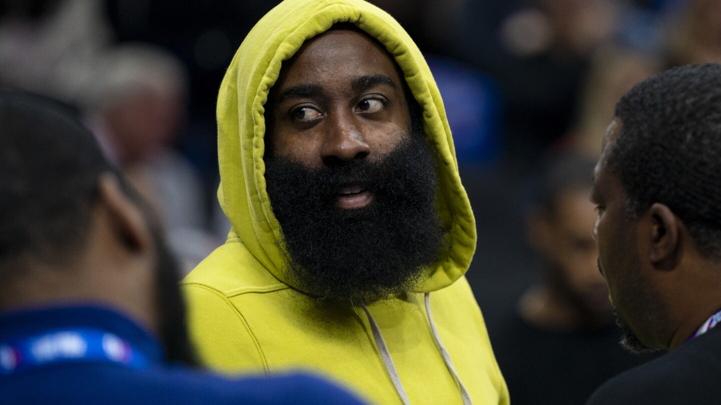 Les 76ers échangent le garde mécontent James Harden aux Clippers, selon une source de l'AP