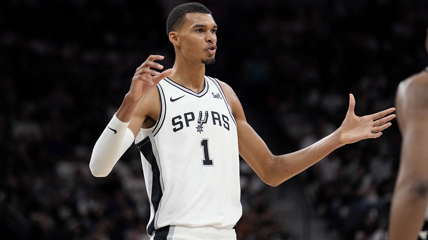 Les Mavericks gâchent les débuts de Victor Wembanyama en NBA et battent les Spurs 126-119 lors du premier match des équipes