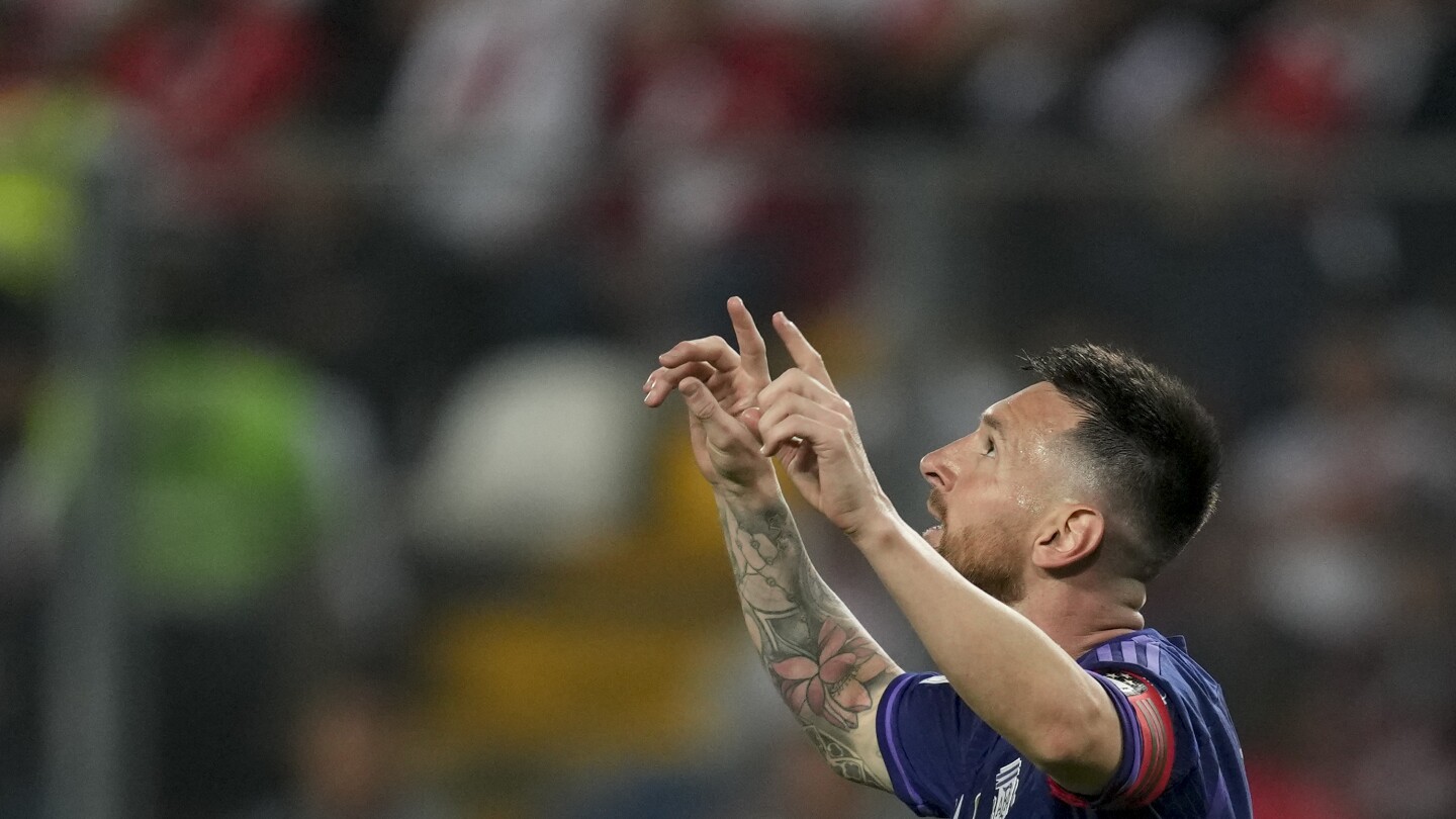 Lionel Messi marque 2 buts lors de la victoire de l'Argentine contre le Pérou en qualifications pour la Coupe du monde ;  Le Brésilien Neymar blessé