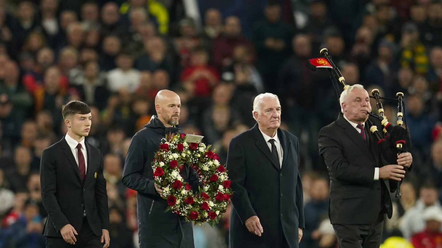 Man United rend hommage au regretté Bobby Charlton avec des hommages d'avant-match à Old Trafford