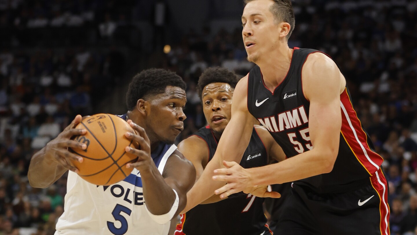 Naz Reid mène les Timberwolves dans la victoire 106-90 contre le Heat en désavantage numérique lors du match d'ouverture à domicile