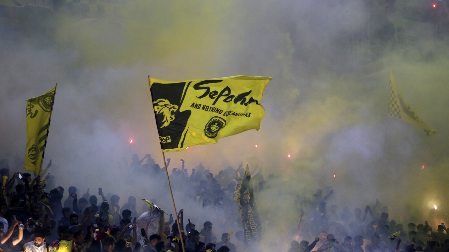 Ronaldo marque son premier but en Ligue des champions asiatique.  L'équipe saoudienne refuse de jouer en Iran à cause d'un différend sur la statue