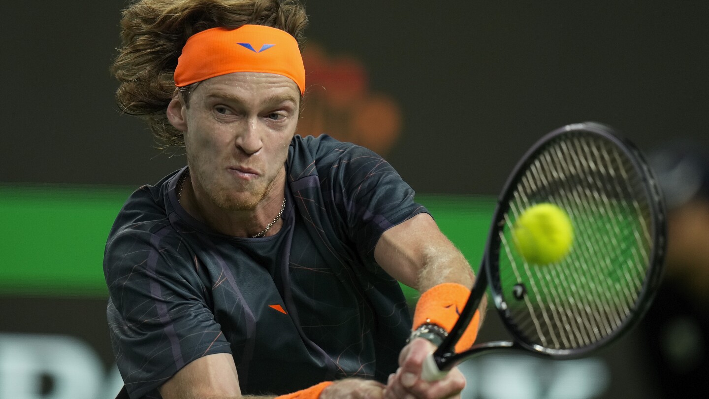 Rublev se qualifie pour les demi-finales du Masters de Shanghai pour rencontrer Dimitrov