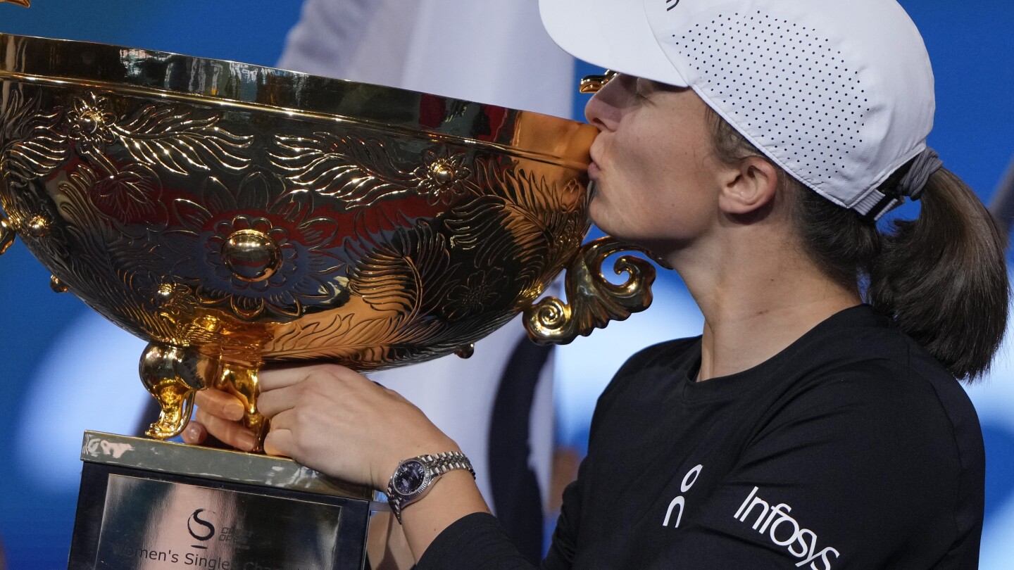 Swiatek bat Samsonova pour remporter le titre de l'Open de Chine.  Korda surprend Medvedev à Shanghai