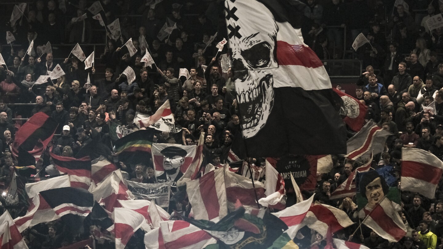 À 17 ans, le défenseur de l'Ajax Jorrel Hato est convoqué pour la première fois dans l'équipe des Pays-Bas pour les éliminatoires de l'Euro 2024.