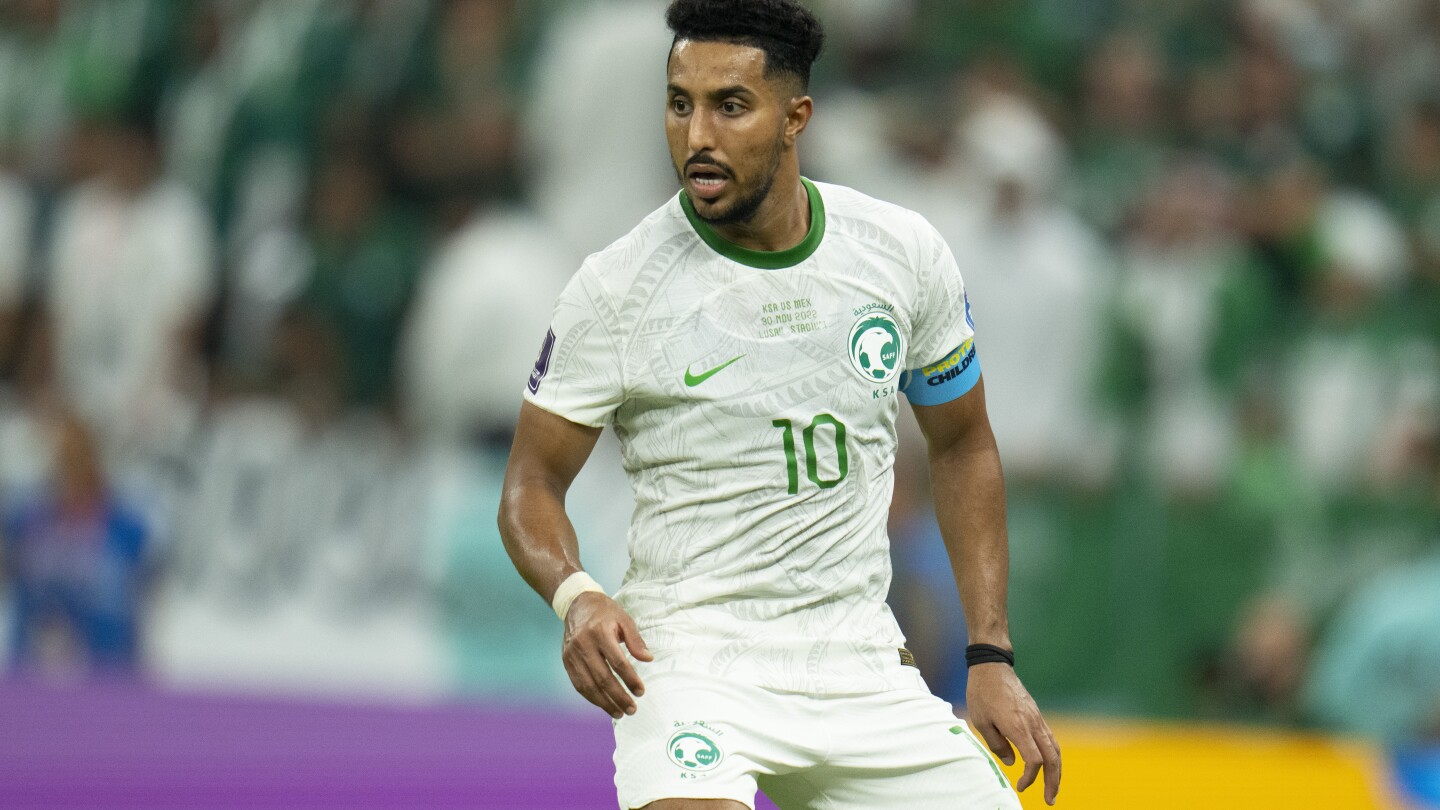 Al-Dawsari est nommé joueur de l'année en Asie.  Kerr remporte le prix féminin