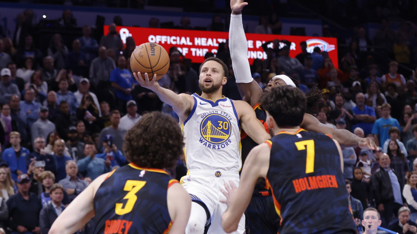Curry fait un lay-up à 0,2 seconde de la fin, les Warriors battent Thunder 141-139 lors de l'ouverture du tournoi NBA