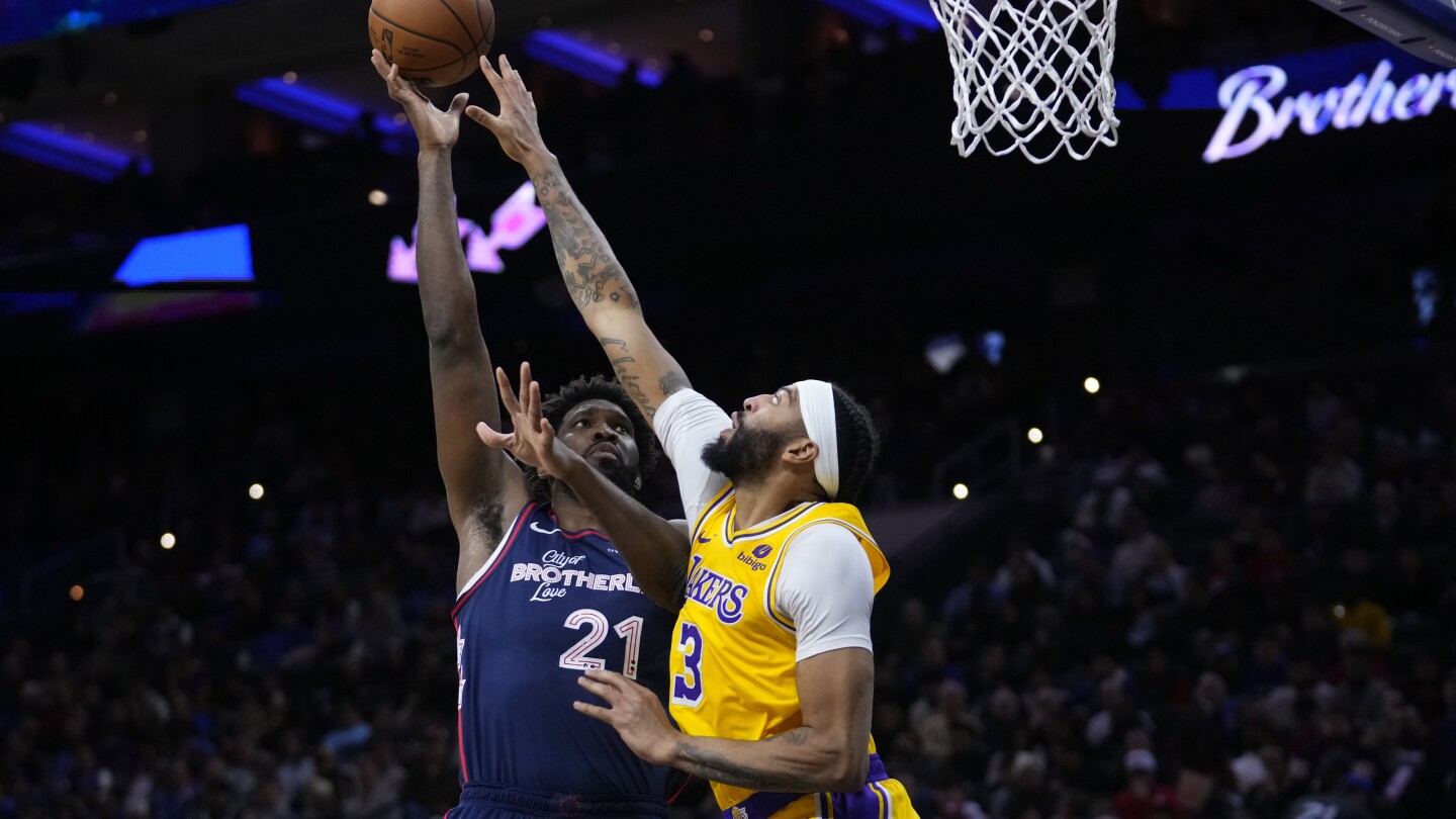 Embiid compte 30 points, 11 rebonds et 11 passes décisives, mène les 76ers à la déroute 138-94 des Lakers