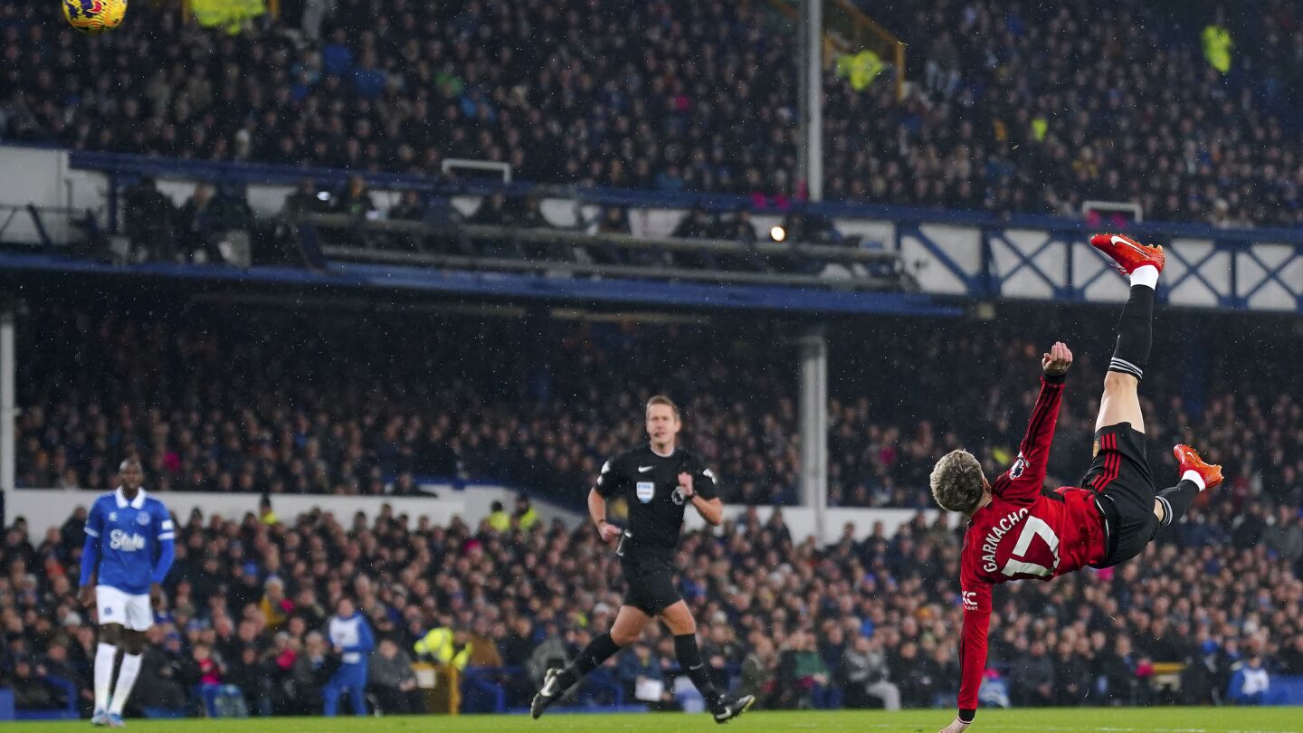 Garnacho marque un but acrobatique pour Man United pour raviver les souvenirs de la célèbre frappe de Rooney