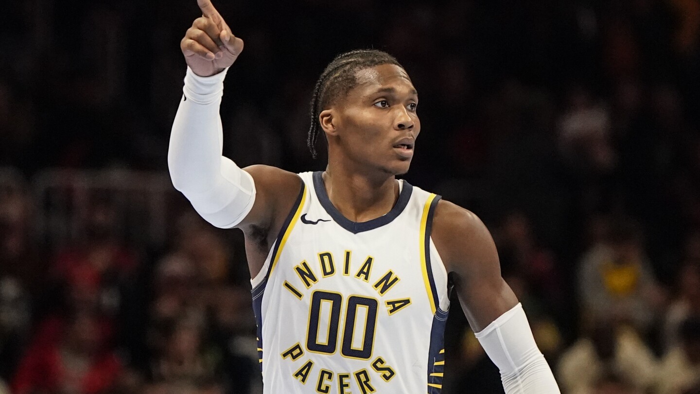 Haliburton marque 37 points alors que les Pacers battent les Hawks pour décrocher une place en quart de finale du tournoi en saison