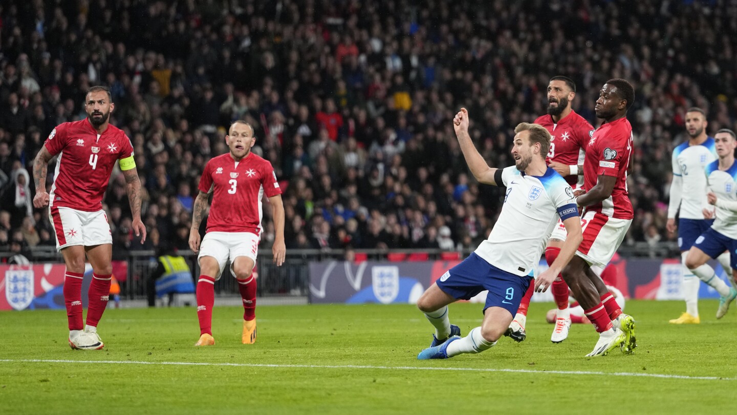 Harry Kane marque après un carton jaune pour plongeon alors que l'Angleterre bat Malte 2-0 lors des qualifications pour l'Euro 2024