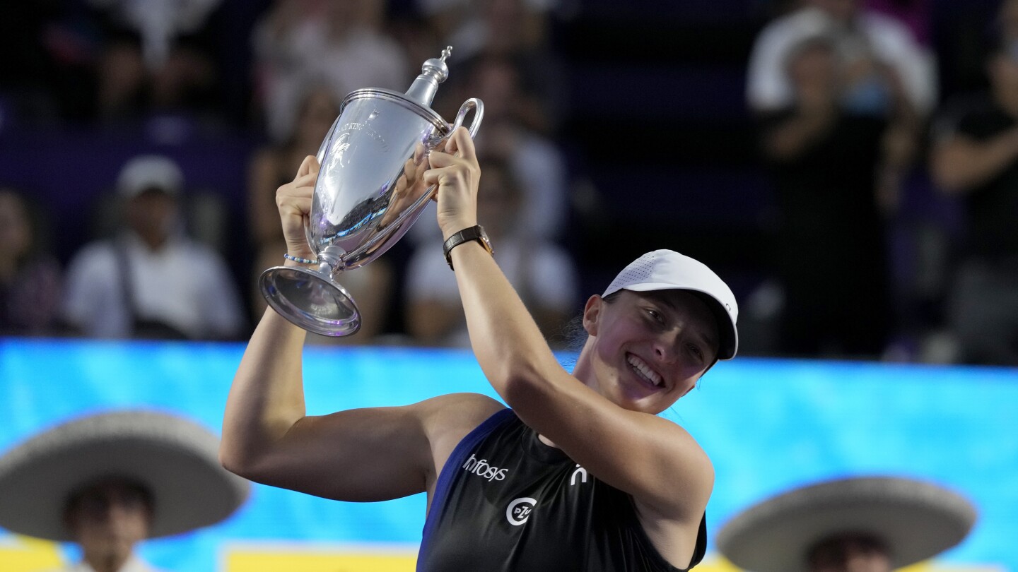 Iga Swiatek remporte le titre de la finale WTA et revient au premier rang en battant Jessica Pegula