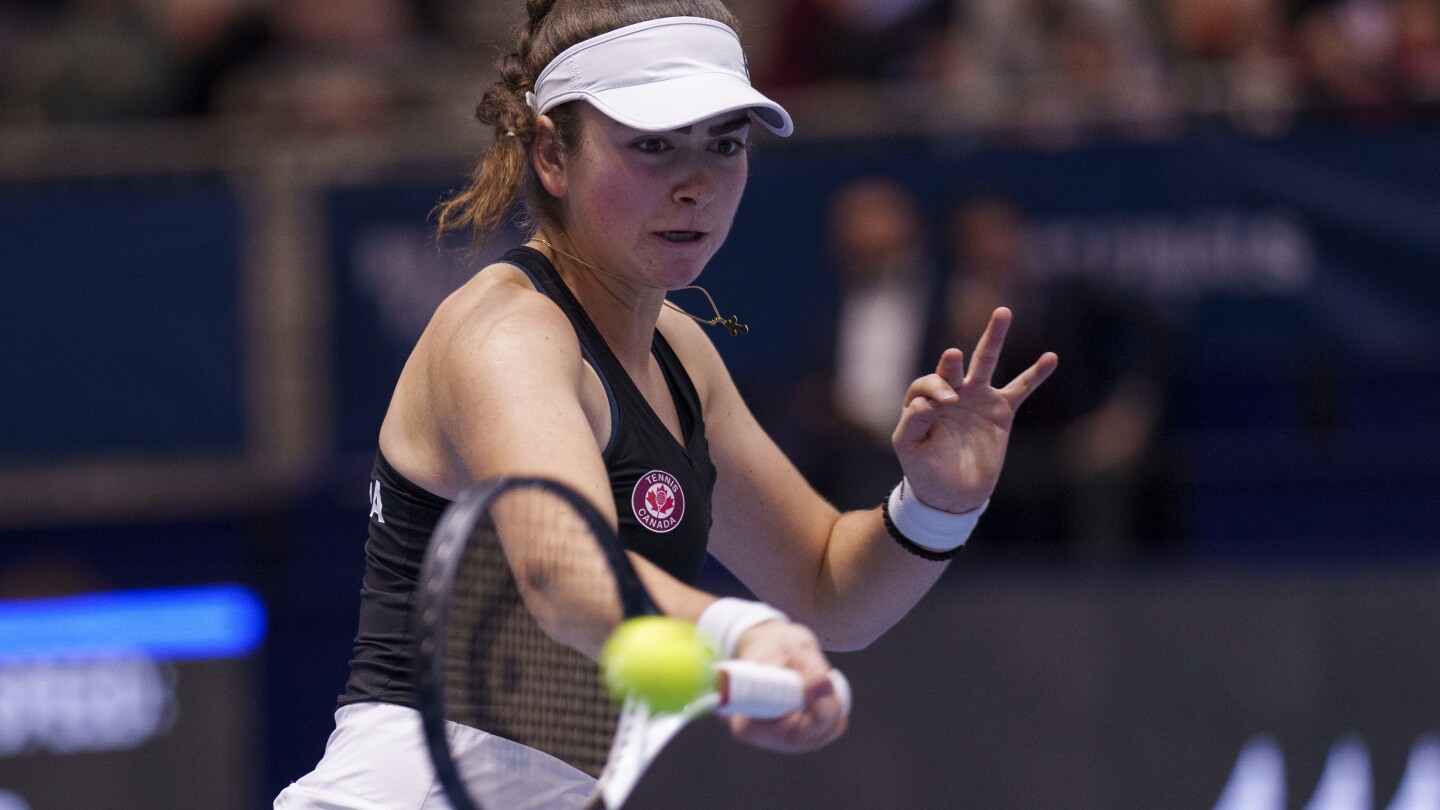 L'adolescent Stakusic mène le Canada à vaincre l'Espagne, hôte, en finale de la Coupe BJK.  L'Italie domine la France