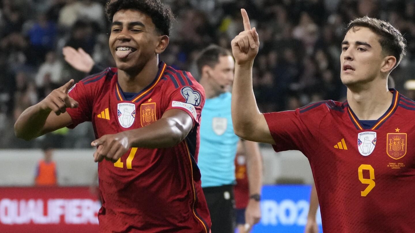 L'adolescent espagnol Lamine Yamal marque lors de la victoire contre Chypre lors des qualifications pour l'Euro 2024