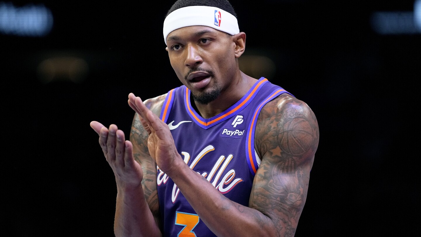 Le gardien All-Star des Phoenix Suns, Bradley Beal, absent au moins 3 semaines supplémentaires en raison d'une blessure au dos