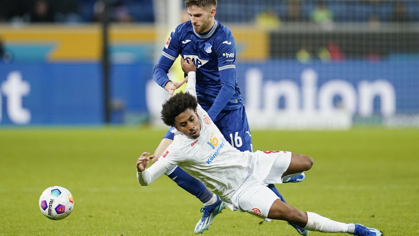 Le gardien de Hoffenheim sauve le penalty lors du match nul 1-1 contre Mayence en Bundesliga