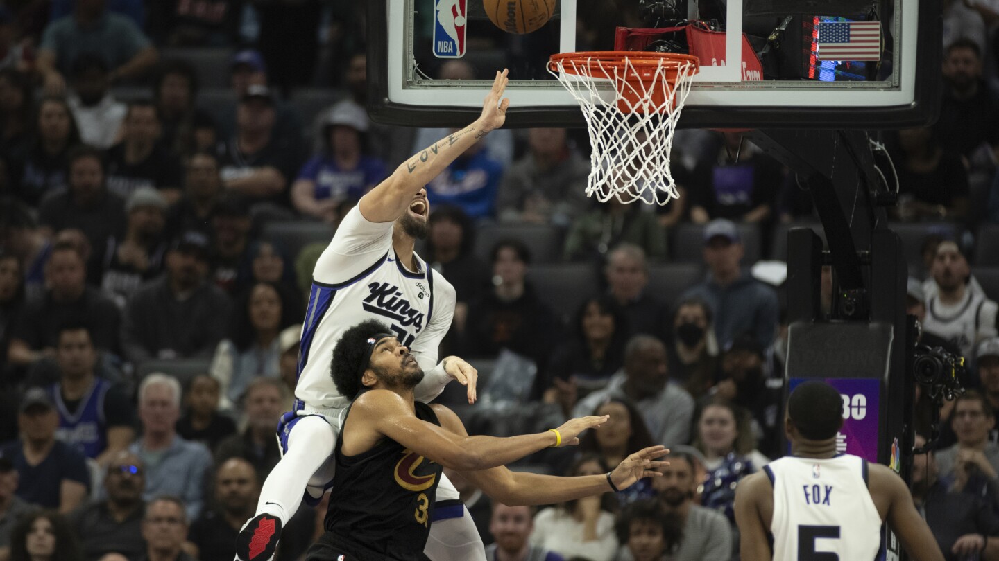 Le retour de De'Aaron Fox propulse les Kings vers une victoire de 132-120 contre les Cavs alors que Mike Brown remporte sa 400e victoire