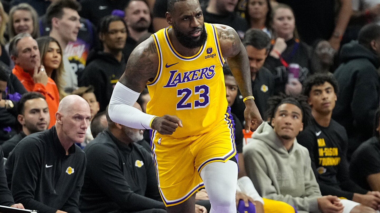 LeBron James marque 32 points, les Lakers se rassemblent pour battre les Suns 122-119 et mettre fin à un dérapage de 3 matchs