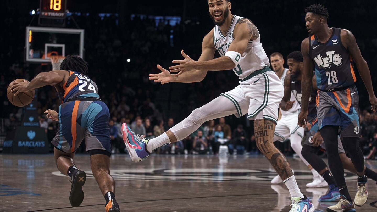Les Celtics survivent aux Nets 124-114 derrière les double-doubles de Tatum et Holiday