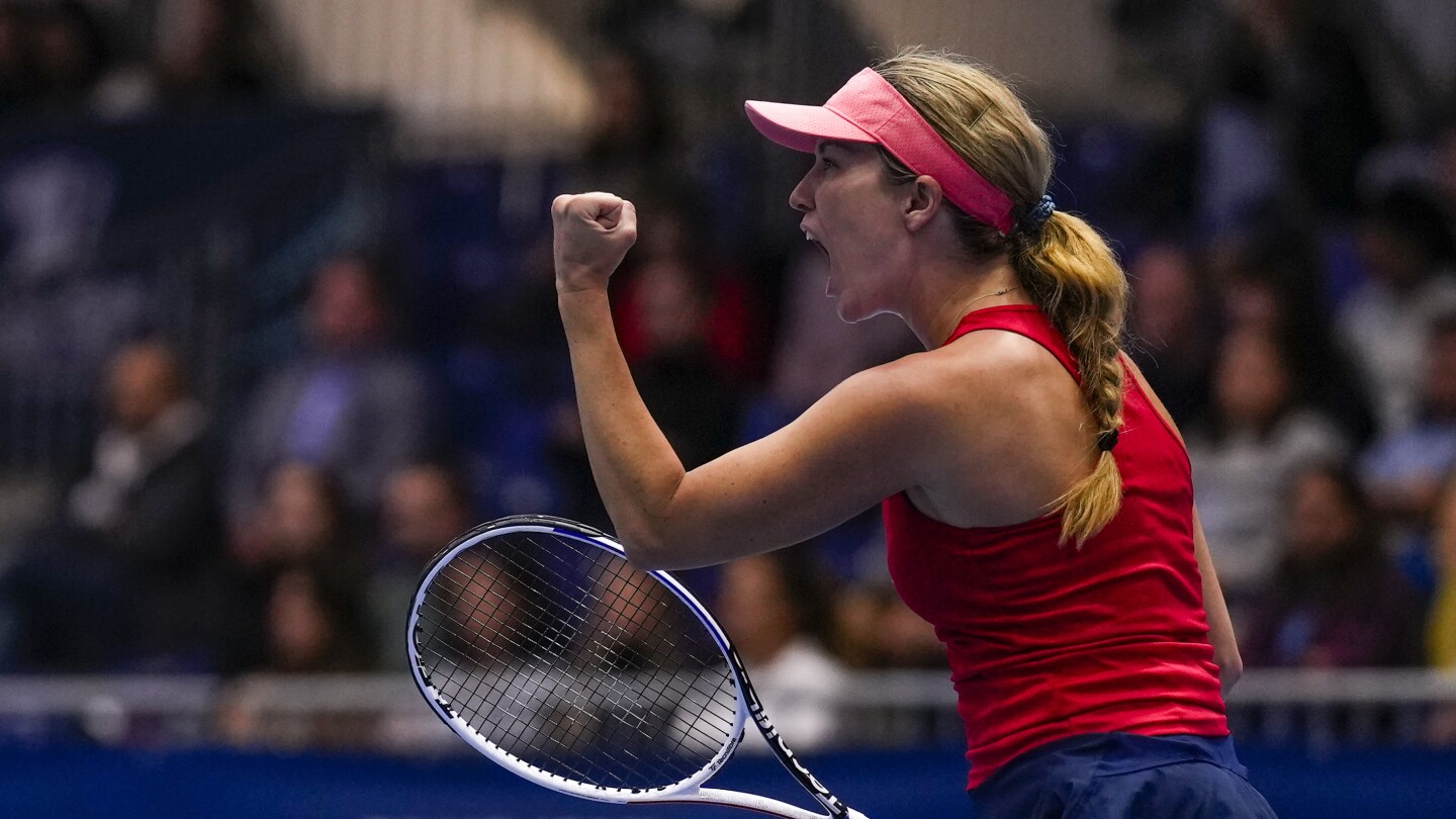 Les États-Unis dominent la Suisse, championne en titre, en finale de la Coupe BJK.  L'Italie et le Canada avancent