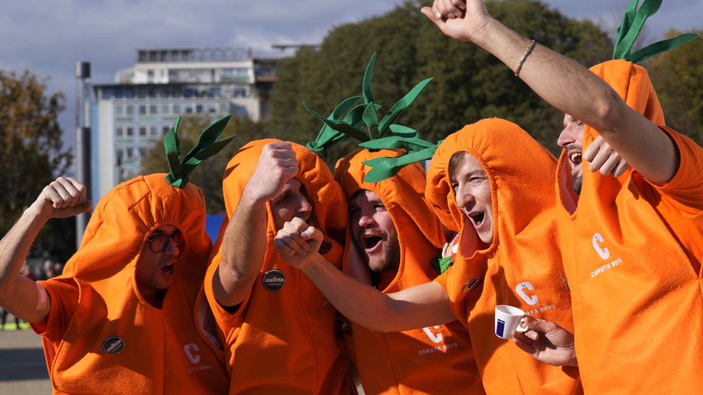 Les fans vêtus de carottes de Jannik Sinner prennent racine lors de la tournée de tennis dans leurs costumes orange