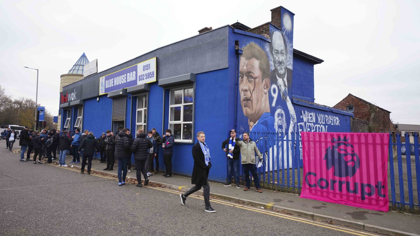 Les supporters d'Everton en colère se dirigent vers Goodison Park pour protester contre une déduction de 10 points en Premier League