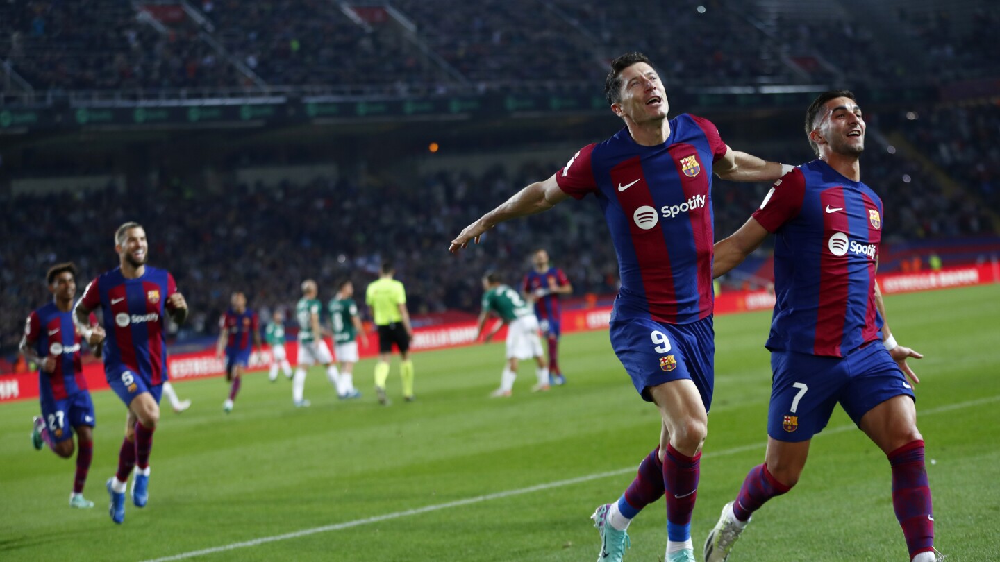 Lewandowski marque deux fois pour rallier Barcelone à une victoire 2-1 contre Alaves en championnat espagnol