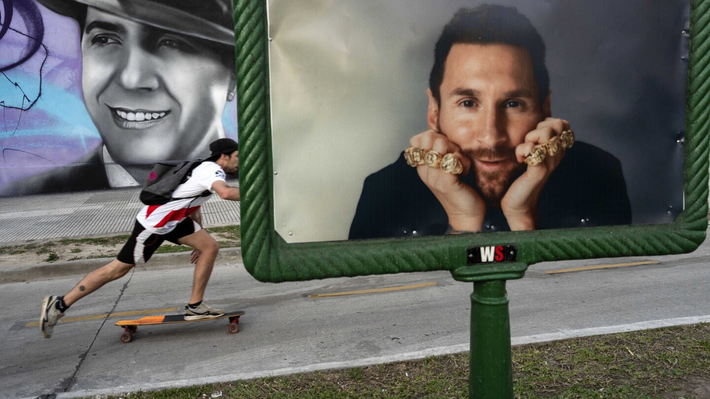 Lionel Messi et Luis Suárez s'affrontent lors des qualifications pour la Coupe du monde.  Le Brésil pourrait aligner l'adolescent Endrick