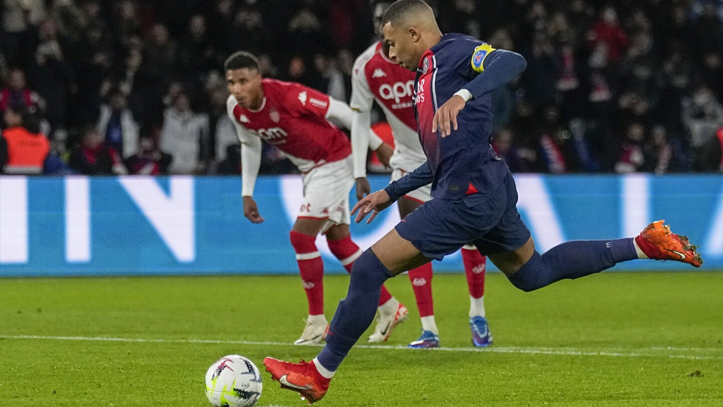 Mbappé marque un penalty alors que le PSG bat Monaco 5-2 pour prendre quatre points d'avance en tête