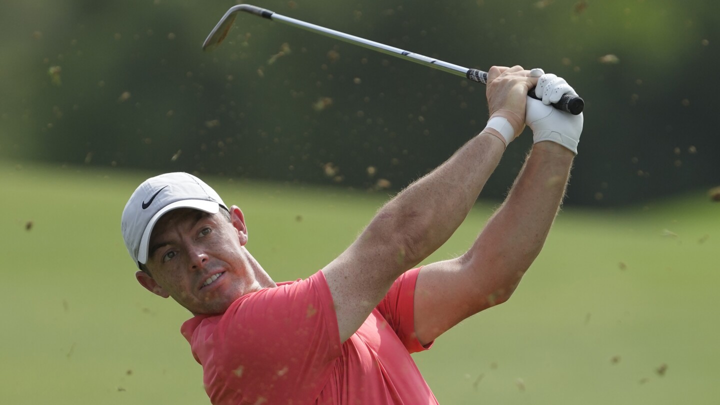 Mensonge maladroit : la balle de Rory McIlroy se loge dans les genoux d'un spectateur au Championnat du monde du circuit