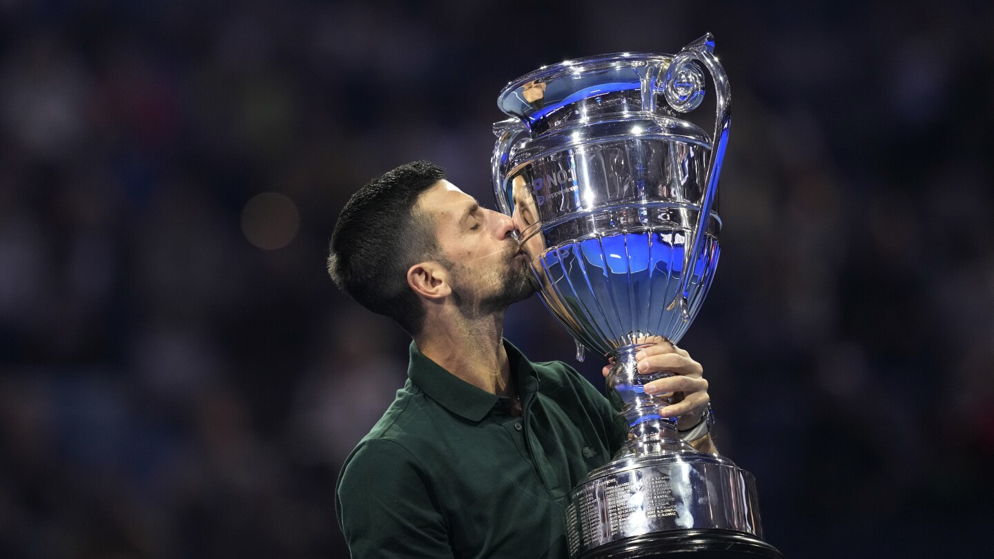 Novak Djokovic remporte son trophée après avoir obtenu la première place du classement de fin d'année pour la 8e fois, un record