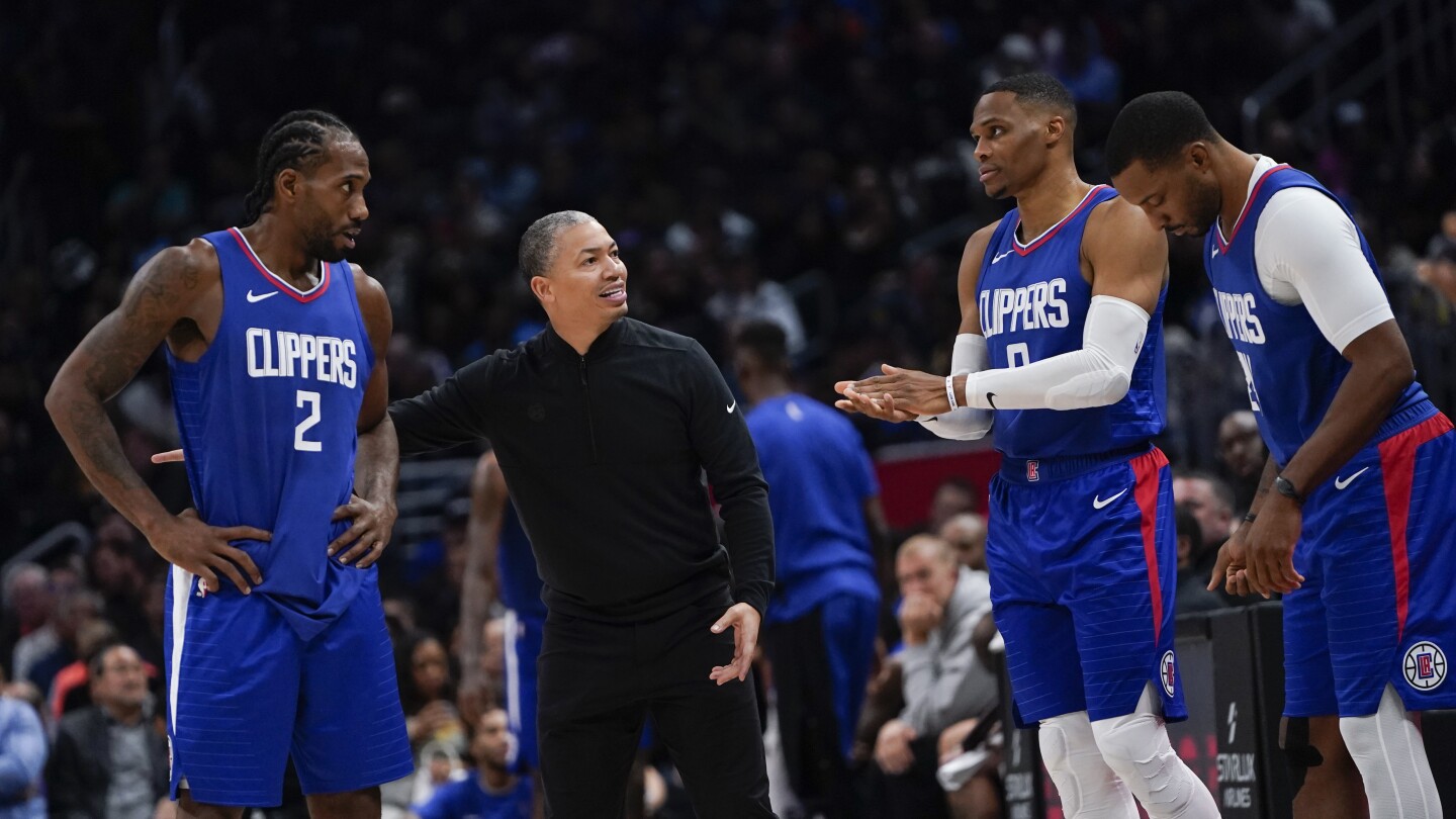 Russell Westbrook et un fan s'engagent dans un échange verbal à la fin de la défaite des Clippers contre les Nuggets