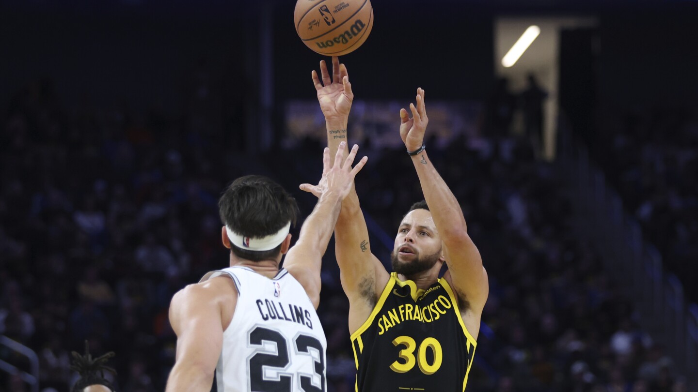 Stephen Curry marque 35 points avec sept paniers à 3 points alors que les Warriors résistent aux Spurs 118-112