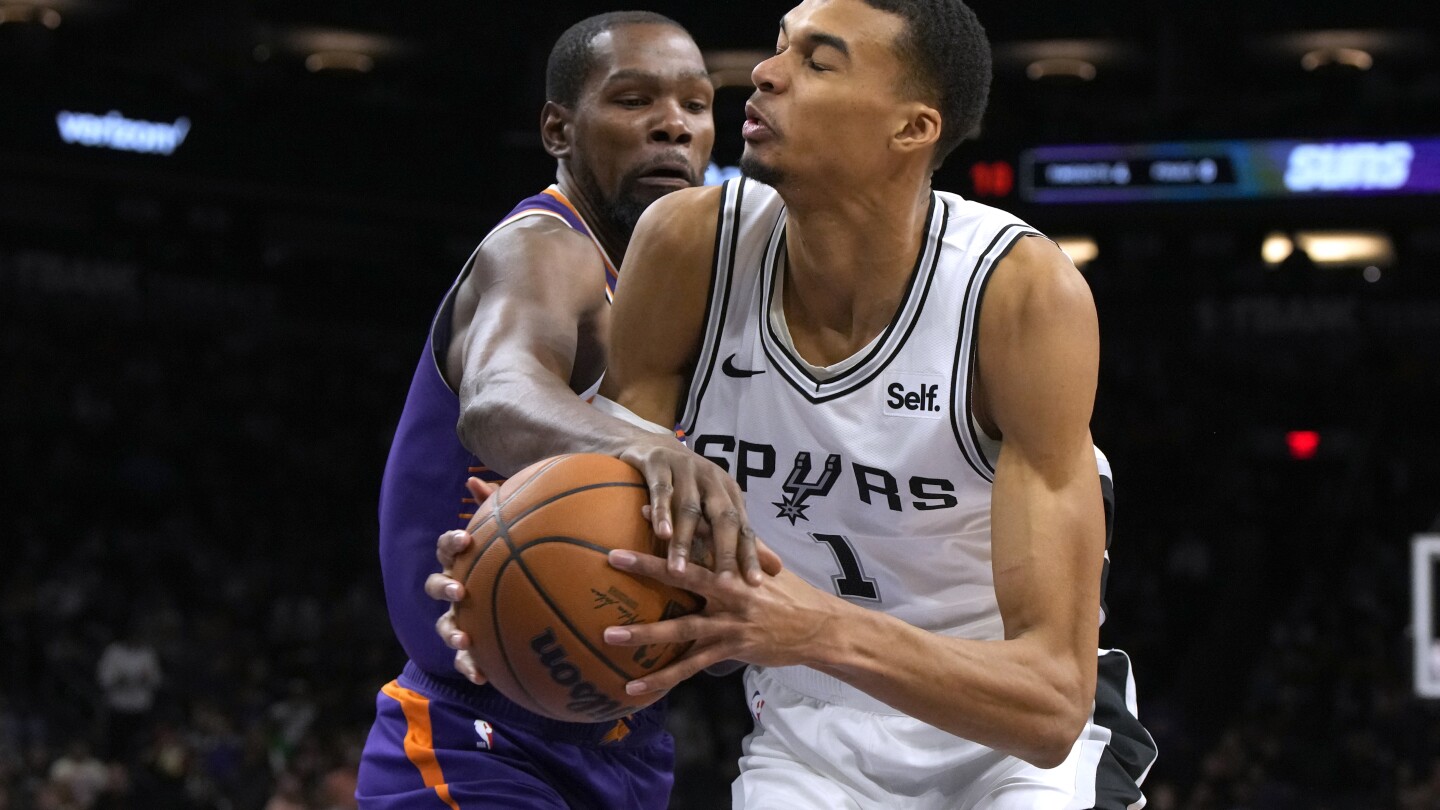 Wembanyama éblouit lors du 5e match NBA et montre pourquoi il est l'espoir le plus en vogue depuis des années