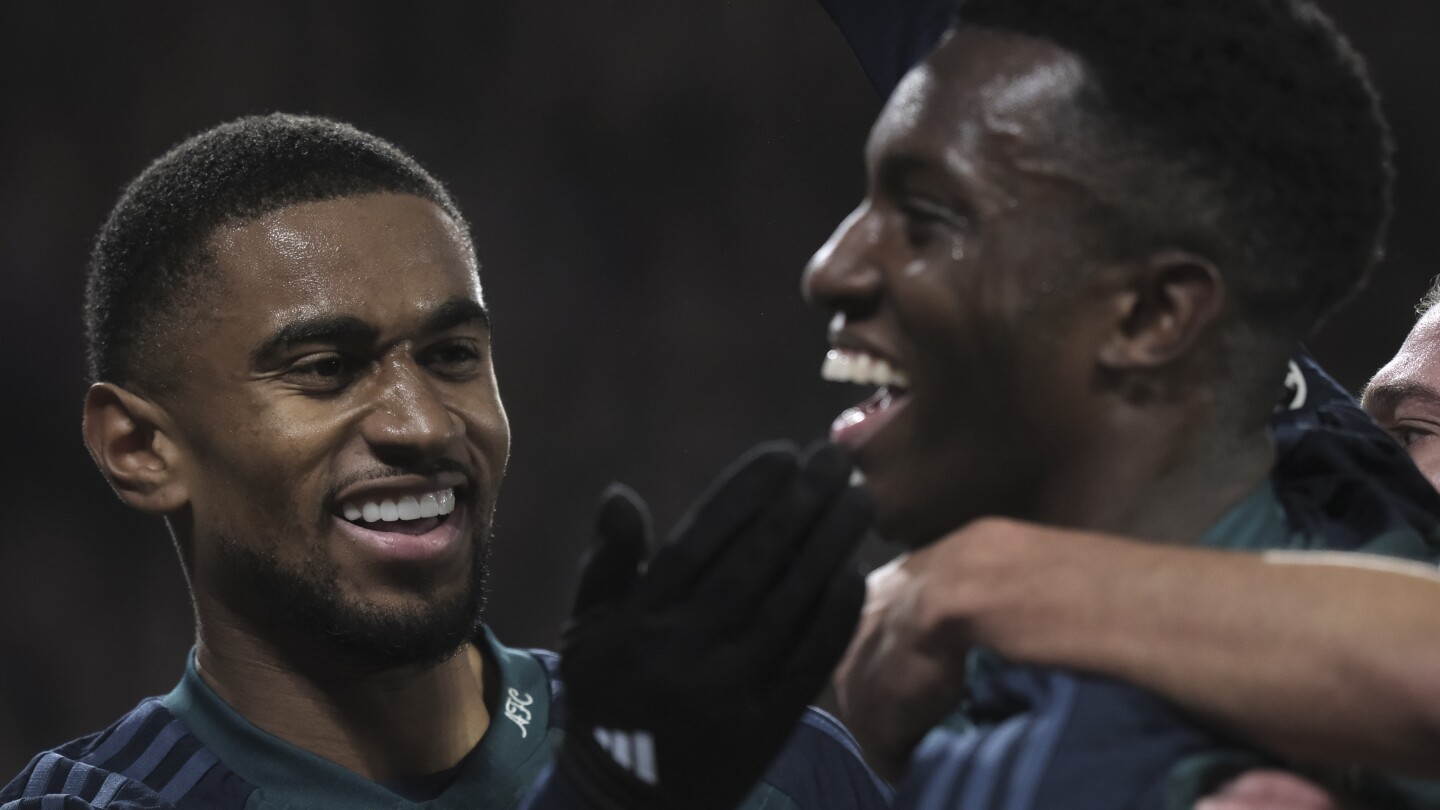 Arsenal fait match nul 1-1 au PSV Eindhoven en Ligue des Champions.  Les deux équipes déjà en phase à élimination directe