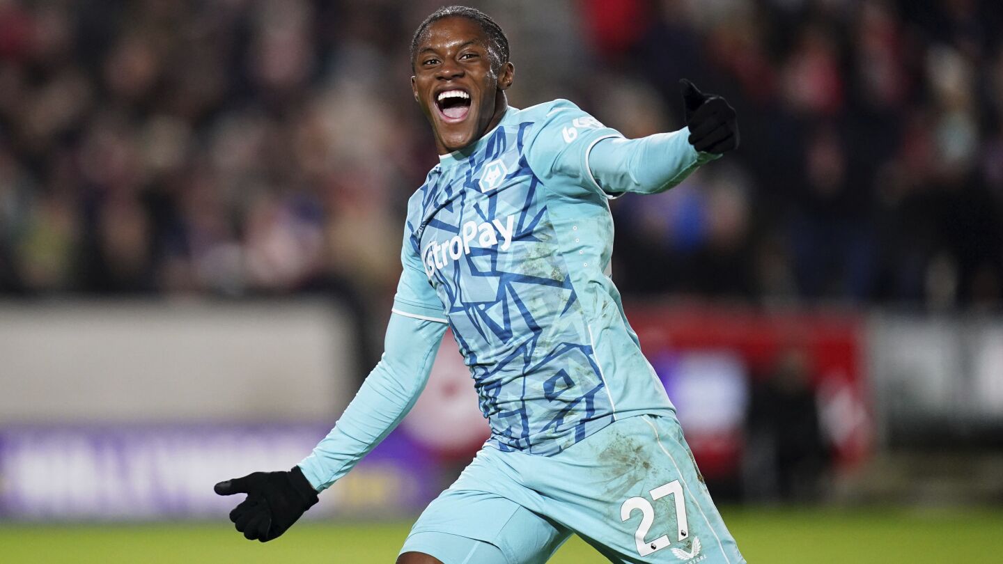 Brentford concède un but farfelu lors de la défaite 4-1 contre les Wolves.  Hwang Hee-chan marque deux fois
