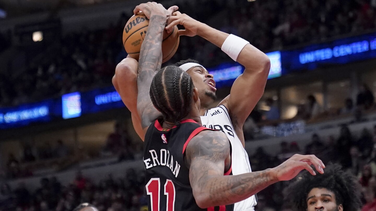 Coby White marque 22 points, les Bulls s'éloignent pour battre les Spurs 114-95