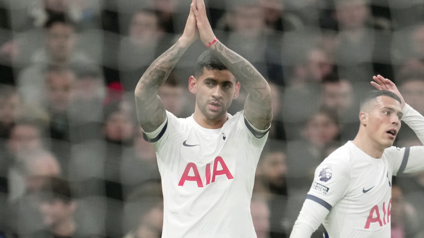Coup dur pour Tottenham alors que le défenseur Cristian Romero est exclu pendant quatre ou cinq semaines