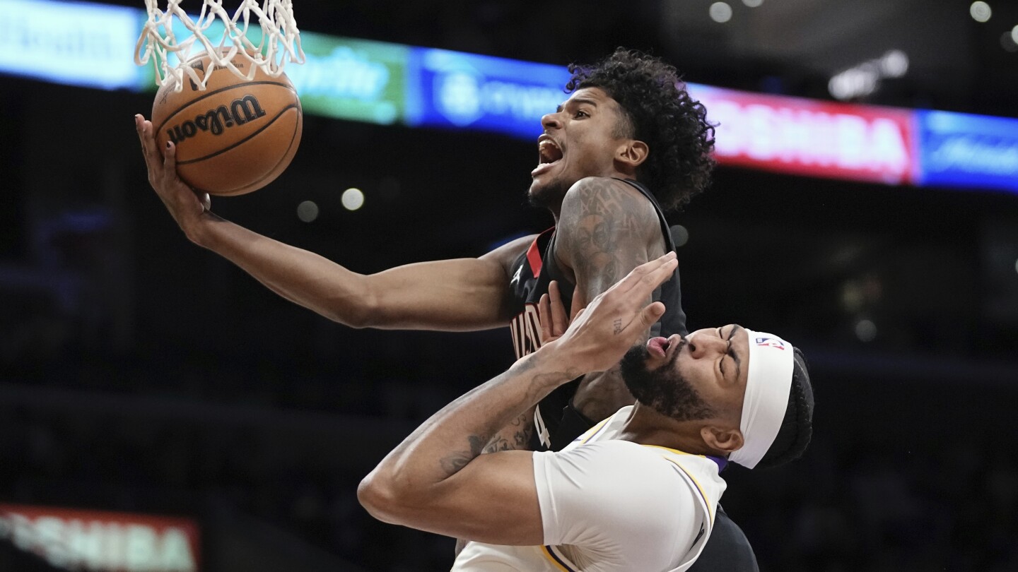 Davis a 27 points et 14 rebonds, les Lakers gardent les Rockets sans victoire sur la route avec une victoire de 107-97