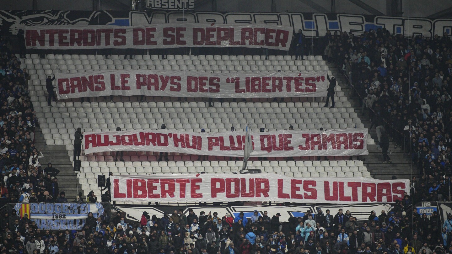 De plus en plus de supporters extérieurs frappés par des interdictions de voyager en France suite au décès d'un supporter de football