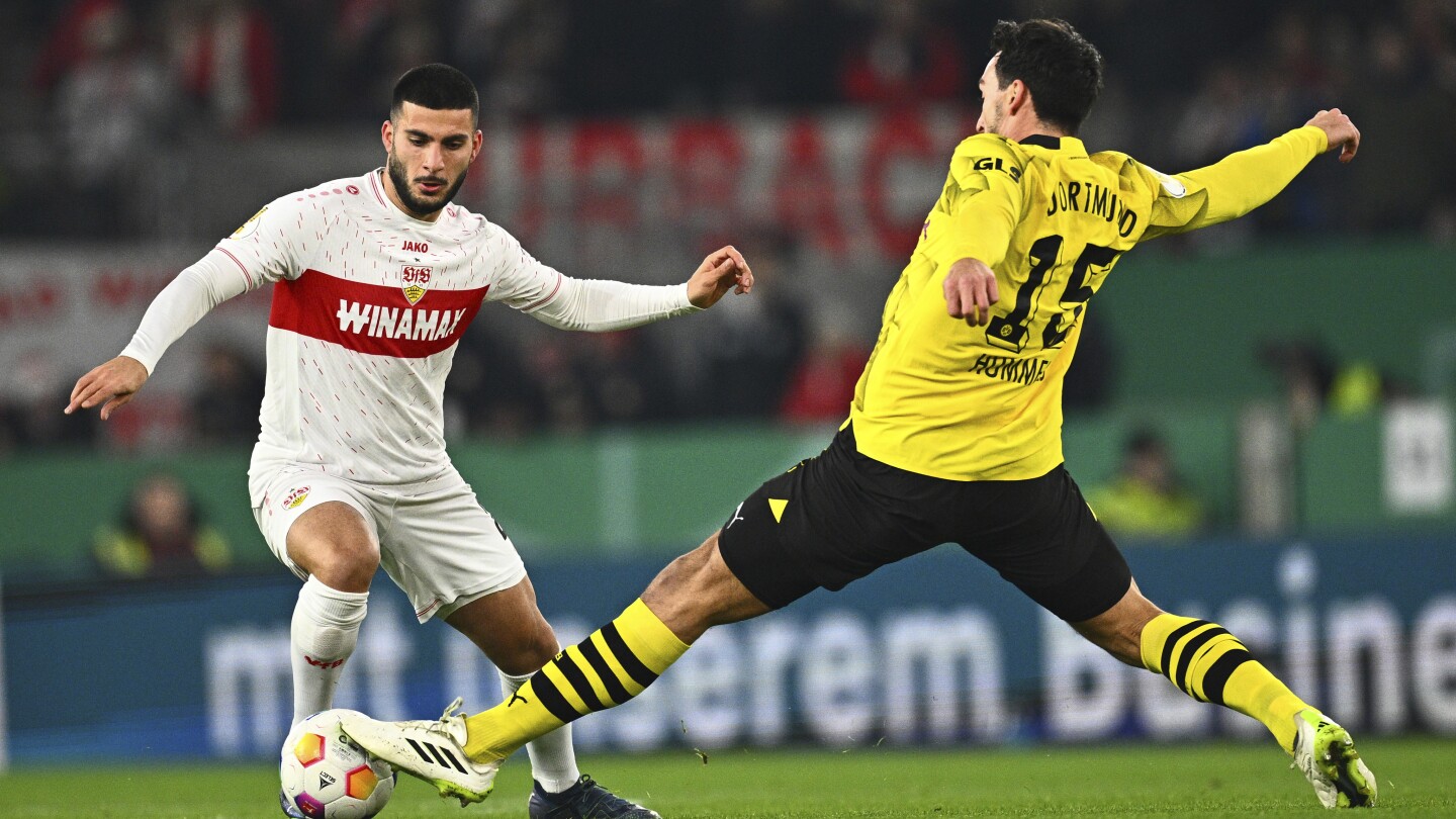 Dortmund éliminé de la Coupe d'Allemagne lors d'une défaite 2-0 contre Stuttgart.  Sarrebruck, troisième division, surprend Francfort