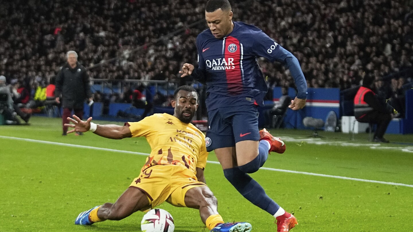 Ethan Mbappé, 16 ans, fait ses débuts en championnat avec le PSG et rejoint son frère Kylian sur le terrain