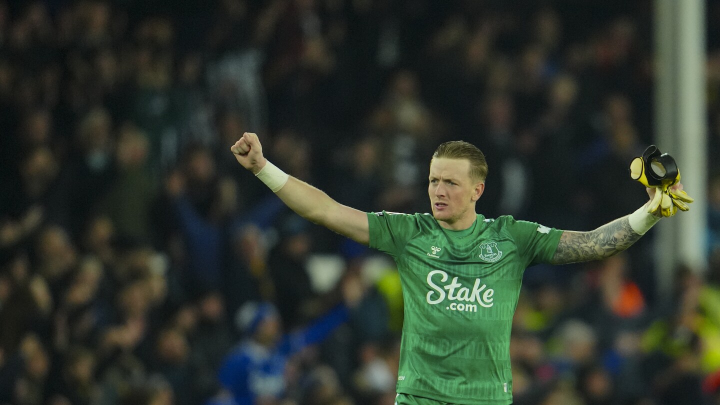 Everton montre du combat après une déduction de 10 points pour battre Newcastle 3-0.  Les Spurs perdent encore