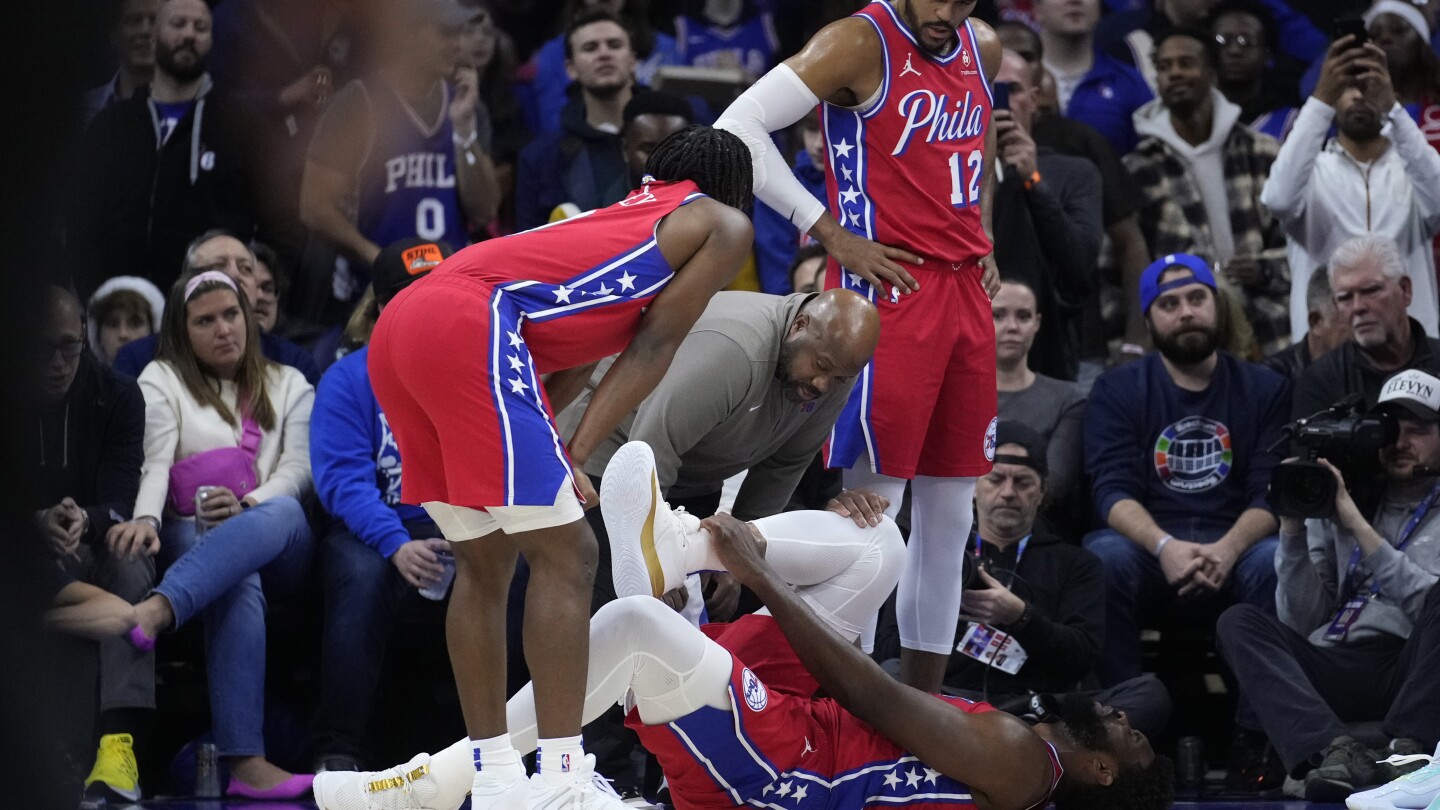 Joel Embiid surmonte une blessure à la cheville et prolonge sa séquence de 30-10 à 13 lors de la victoire 121-111 des 76ers contre les Raptors