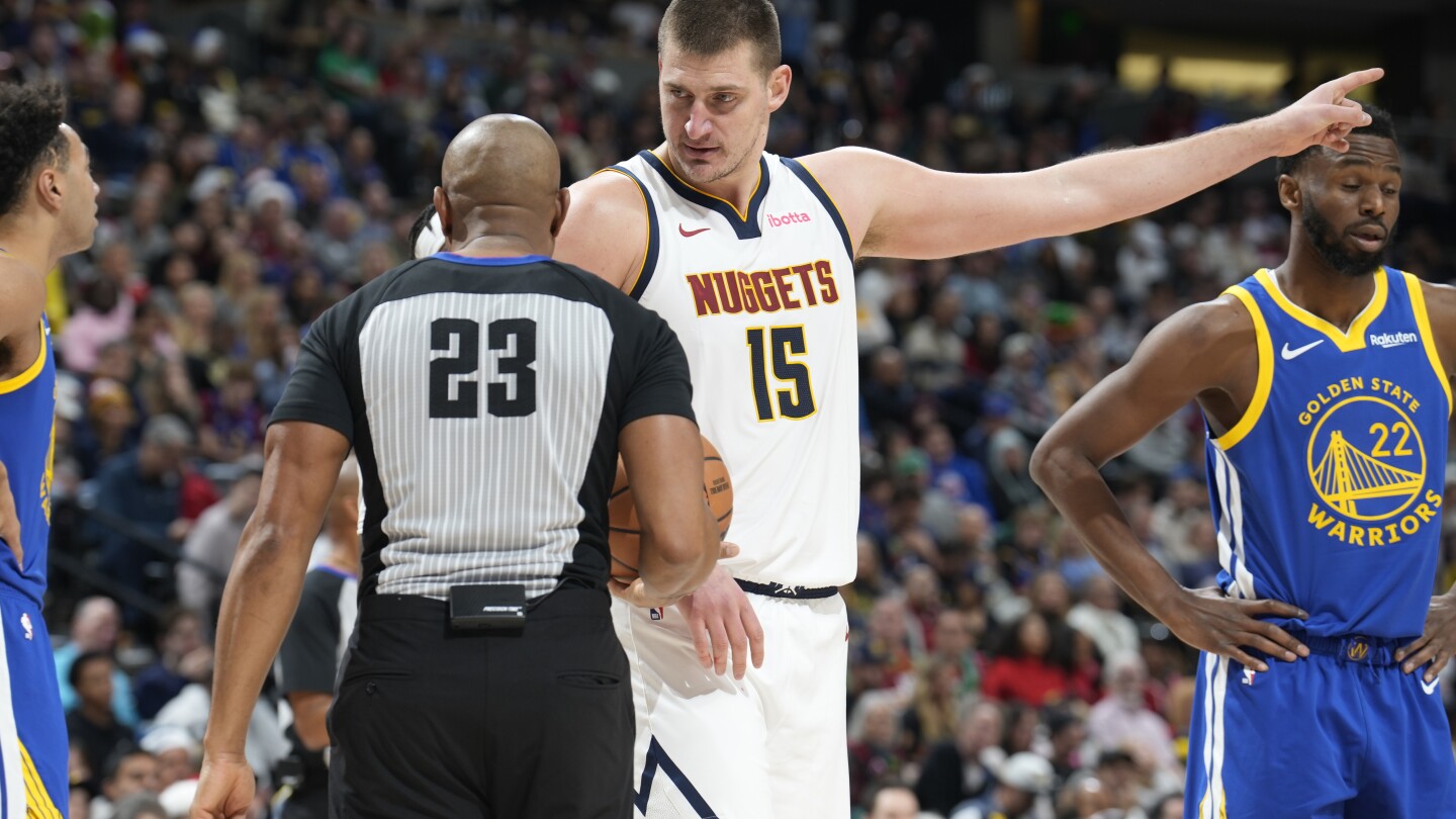 Jokic un parfait 18 sur 18 sur la ligne des lancers francs, suscite la colère de Kerr, alors que les Nuggets battent les Warriors 120-114