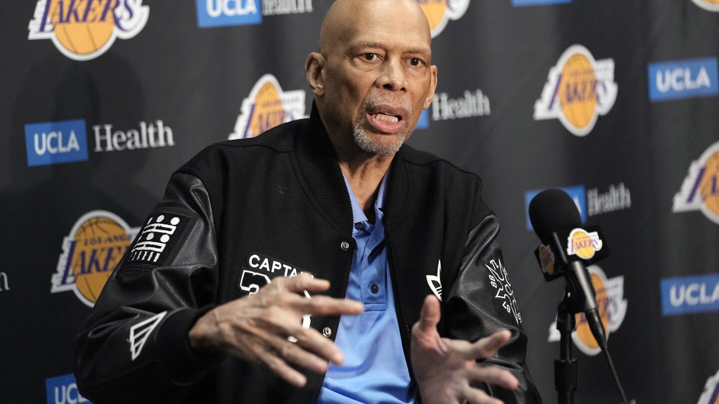 Kareem Abdul-Jabbar tombe et se brise lors d'un concert à Los Angeles